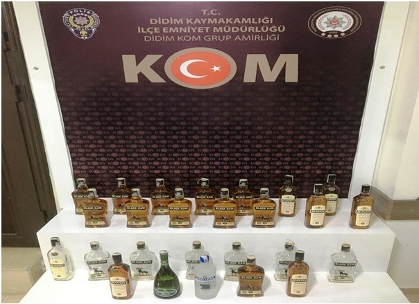 suphe uzerine durdurulan aracta kacak icki ele gecirildi 0 Fs7Id3bL Şüphe üzerine durdurulan araçta kaçak içki ele geçirildi