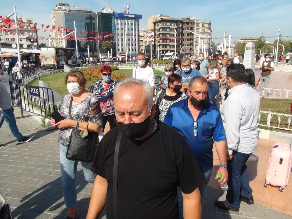 taksimde turistlere yonelik drone destekli korona virus denetimi 1 7zYABhYW Taksim’de turistlere yönelik drone destekli korona virüs denetimi