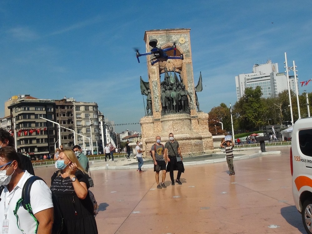 taksimde turistlere yonelik drone destekli korona virus denetimi 2 RYllGaIN Taksim’de turistlere yönelik drone destekli korona virüs denetimi