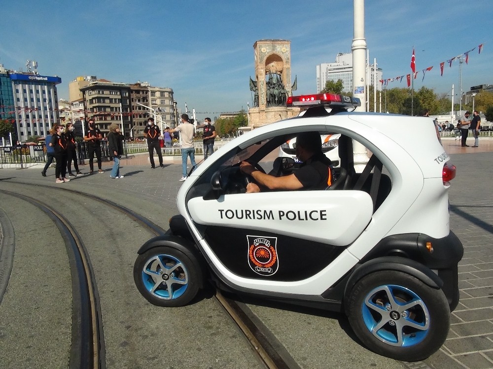 taksimde turistlere yonelik drone destekli korona virus denetimi 8 ADqDYFmv Taksim’de turistlere yönelik drone destekli korona virüs denetimi