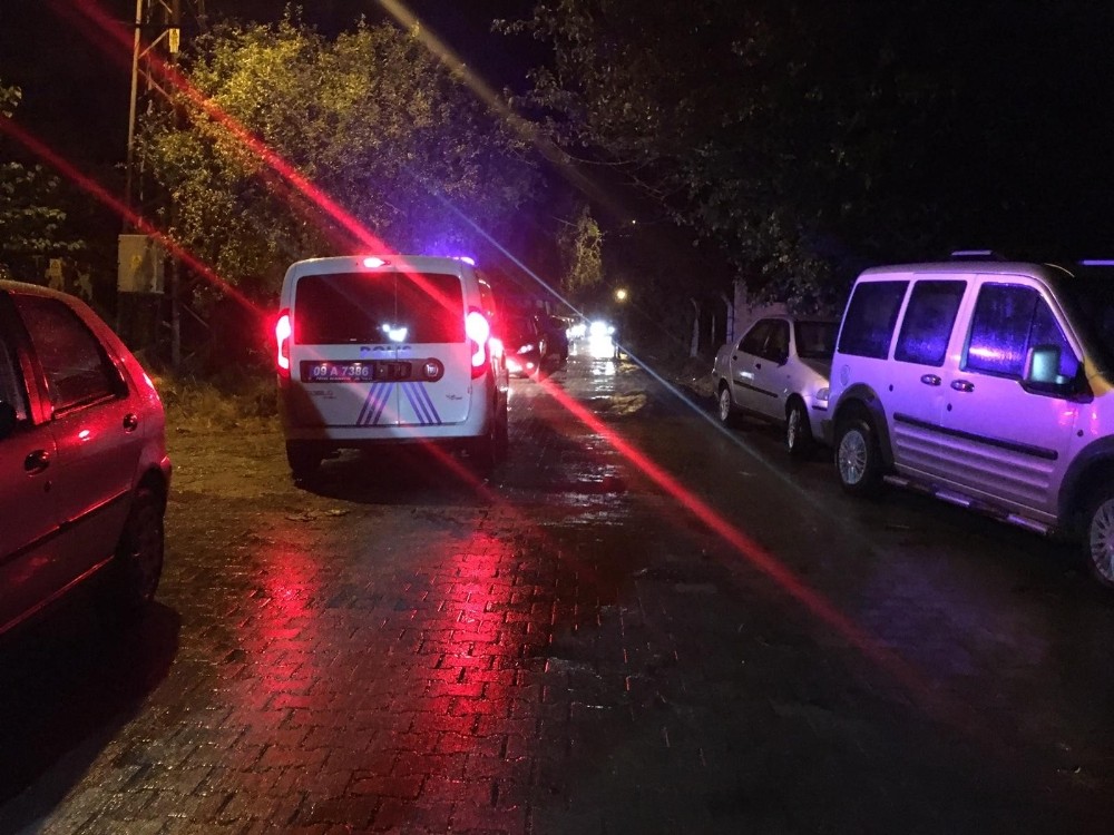 traktor ile demir kapi arasina sikisan ciftci hayatini kaybetti 1 aCXEH6j8 Traktör ile demir kapı arasına sıkışan çiftçi hayatını kaybetti