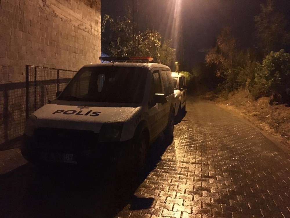 traktor ile demir kapi arasina sikisan ciftci hayatini kaybetti 2 Traktör ile demir kapı arasına sıkışan çiftçi hayatını kaybetti