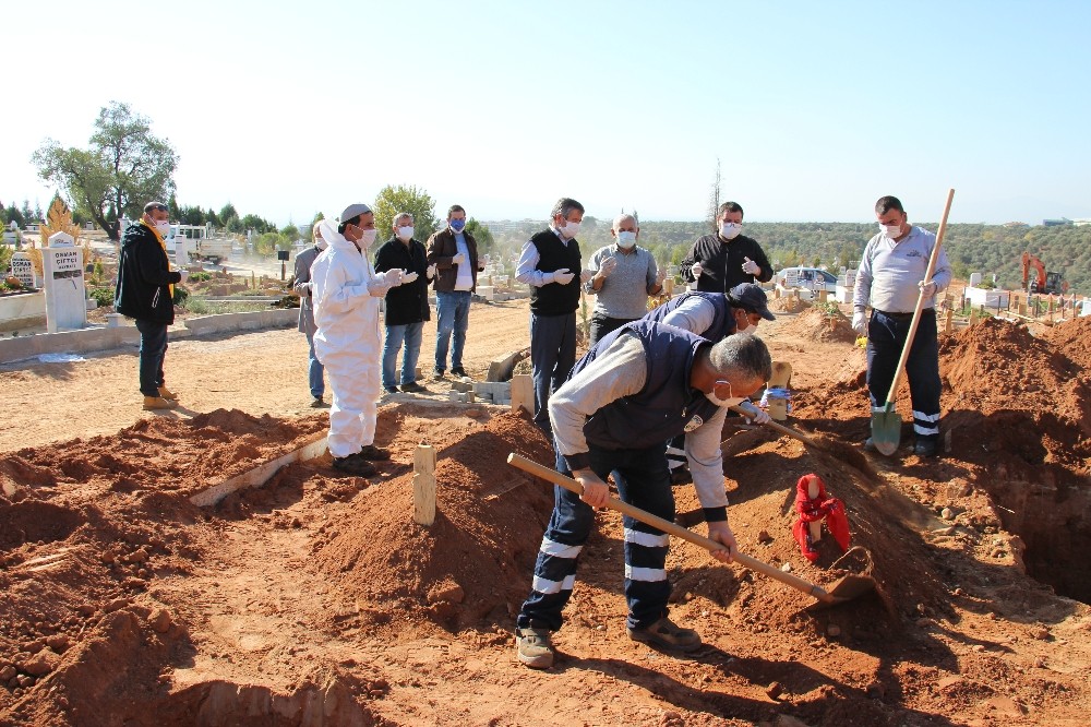 aydin efelerde mezarliklar mudurlugu gorevlileri en yogun gunlerden birini yasadi 2 CkjRDzqv Aydın Efeler’de Mezarlıklar Müdürlüğü görevlileri en yoğun günlerden birini yaşadı