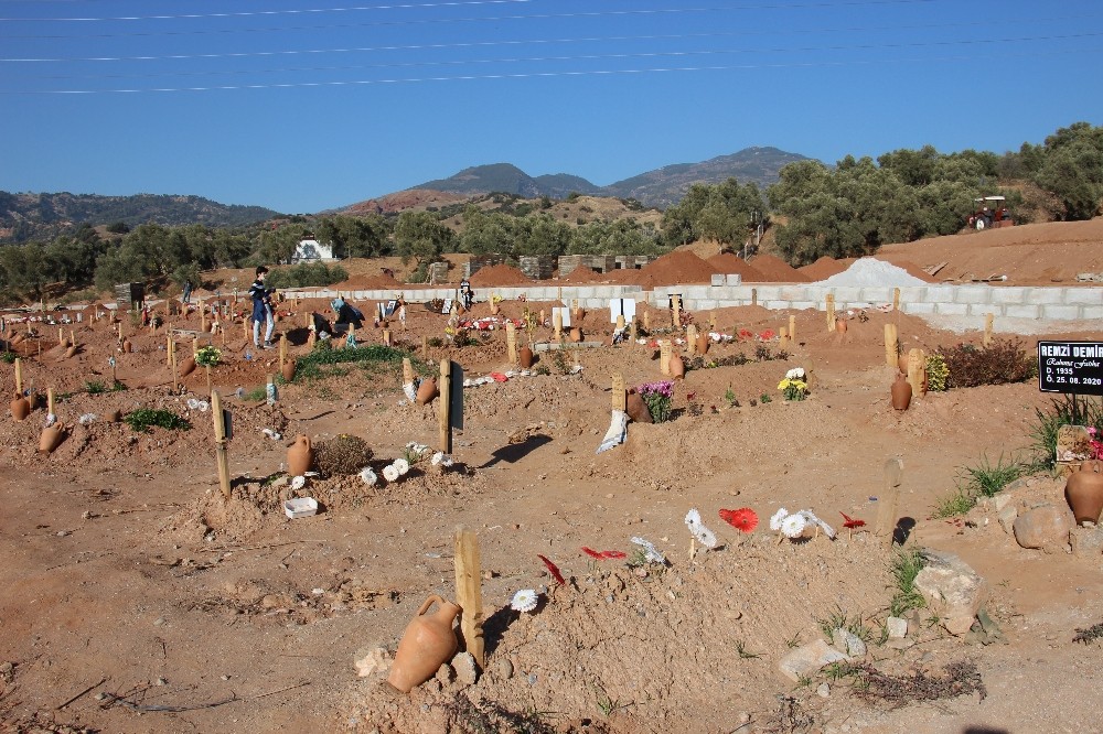 aydin efelerde mezarliklar mudurlugu gorevlileri en yogun gunlerden birini yasadi 3 Aydın Efeler’de Mezarlıklar Müdürlüğü görevlileri en yoğun günlerden birini yaşadı