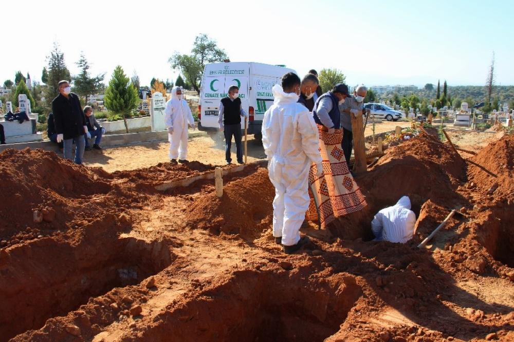 aydin-efelerde-mezarliklar-mudurlugu-gorevlileri-en-yogun-gunlerden-birini-yasadi-aVqzOARn.jpg