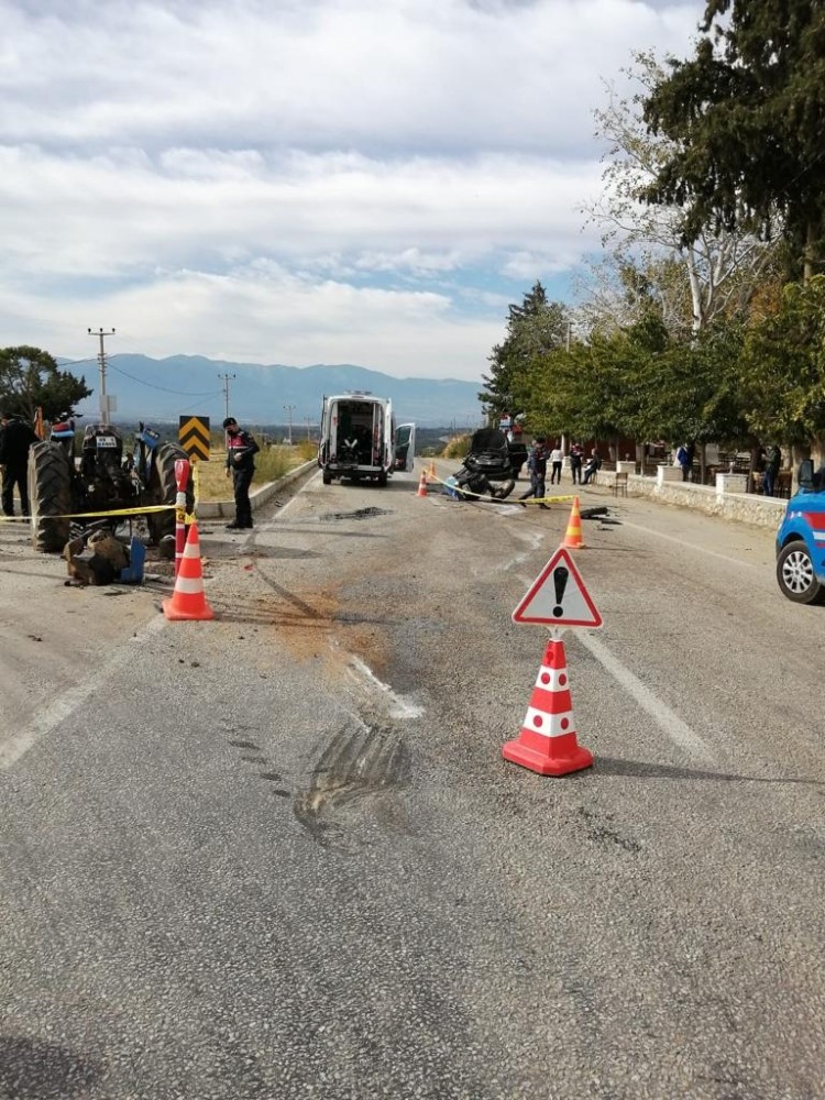 aydindaki kazada traktor ikiye ayrildi 3 nnVXnUh7 Aydın’daki kazada traktör ikiye ayrıldı