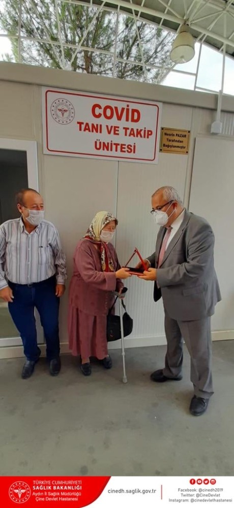 bashekim alkayadan nesrin teyzeye tesekkur plaketi 1 dvSBwlTC Başhekim Alkaya’dan Nesrin Teyze’ye teşekkür plaketi