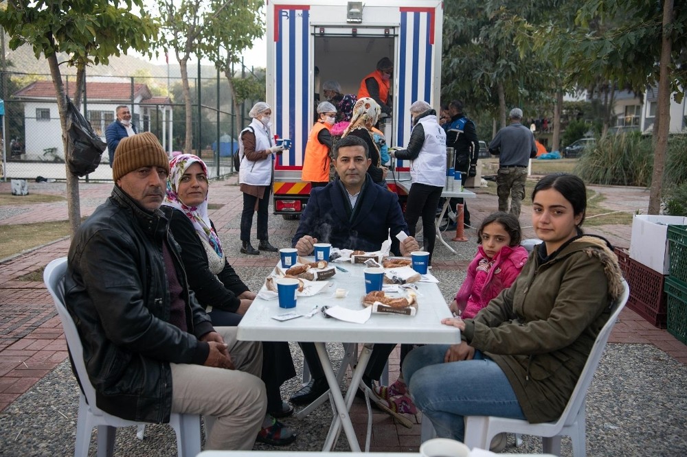 baskan gunel depremzedeleri yalniz birakmiyor 4 Başkan Günel depremzedeleri yalnız bırakmıyor