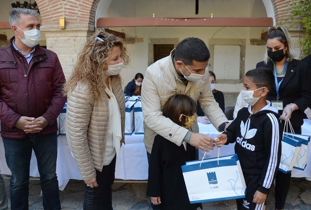 baskan gunel uzaktan egitim goren ogrencilere tablet dagitti 1 uhLQ8D1z Başkan Günel uzaktan eğitim gören öğrencilere tablet dağıttı