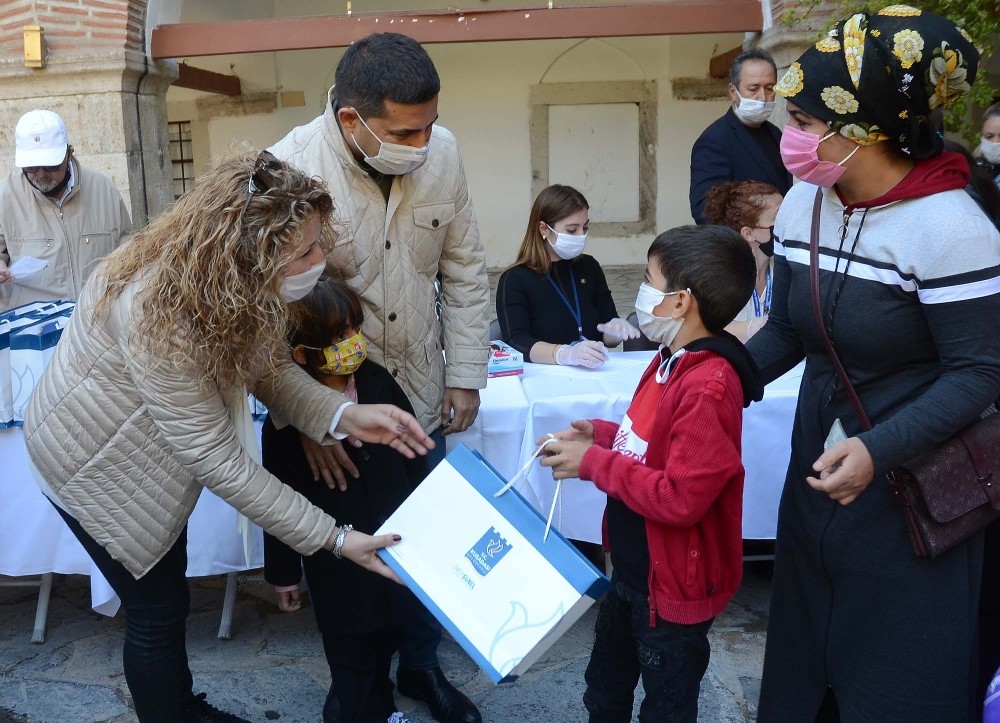 baskan gunel uzaktan egitim goren ogrencilere tablet dagitti 2 2NvyTm71 Başkan Günel uzaktan eğitim gören öğrencilere tablet dağıttı