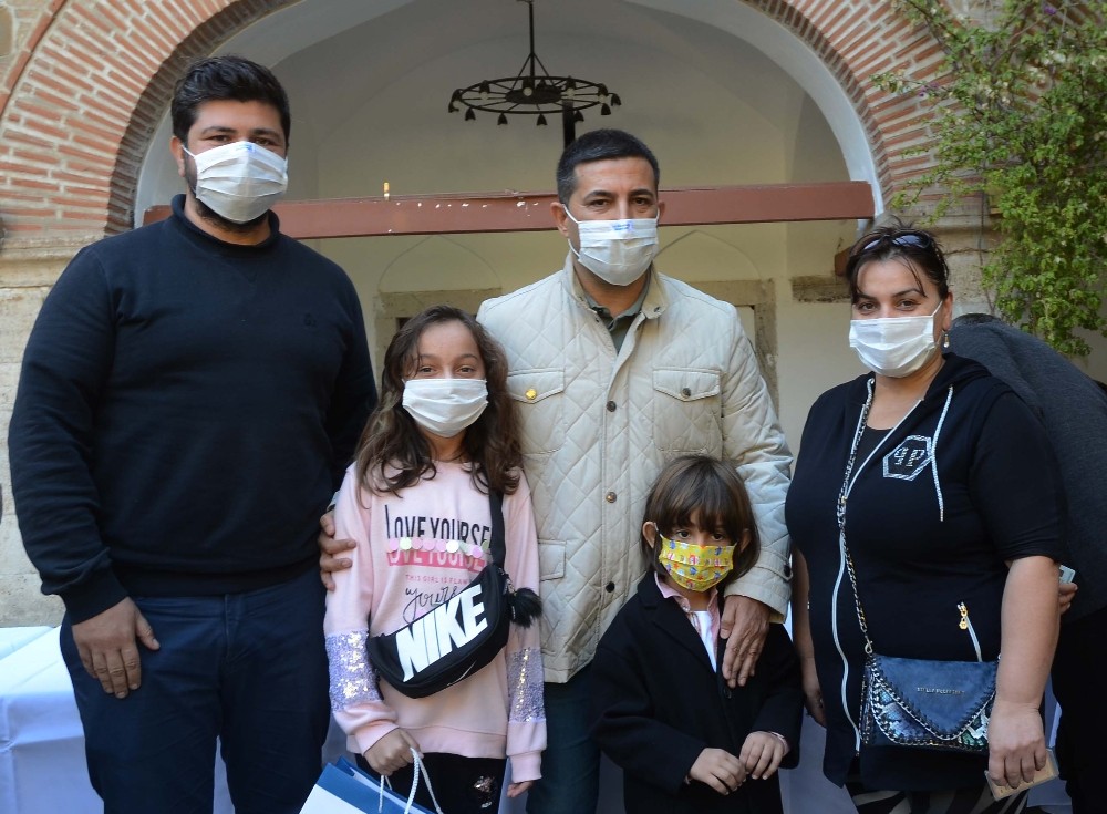 baskan gunel uzaktan egitim goren ogrencilere tablet dagitti 3 WumTLWcF Başkan Günel uzaktan eğitim gören öğrencilere tablet dağıttı