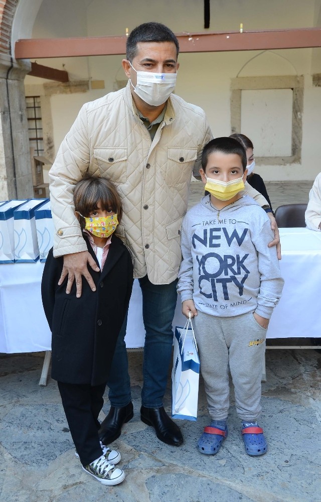 baskan gunel uzaktan egitim goren ogrencilere tablet dagitti 4 Ej8cYPFc Başkan Günel uzaktan eğitim gören öğrencilere tablet dağıttı