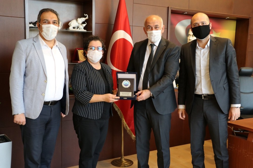 baskan tuncelden dekan gence tesekkur 1 9idwDJHd Başkan Tuncel’den, Dekan Genç’e teşekkür