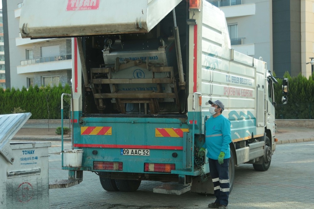 cop konteynerleri kopuklu suyla yikaniyor 1 AC2Ey3VM Çöp konteynerleri köpüklü suyla yıkanıyor