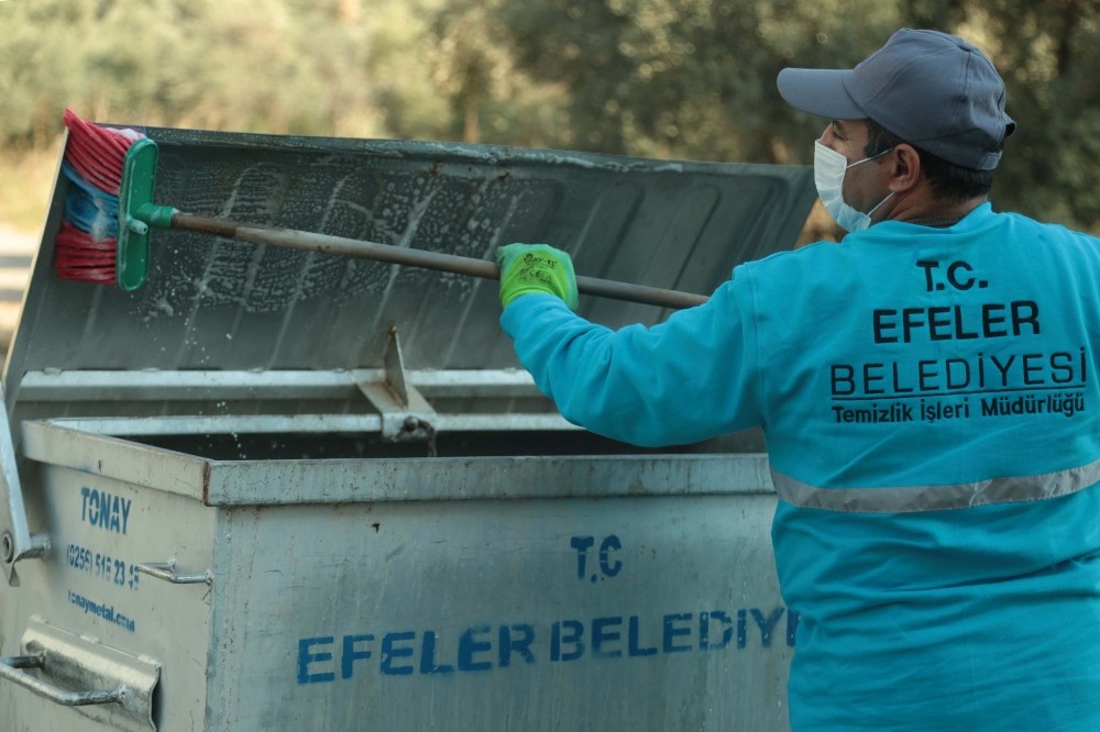 cop konteynerleri kopuklu suyla yikaniyor 2 NImCgTCA Çöp konteynerleri köpüklü suyla yıkanıyor