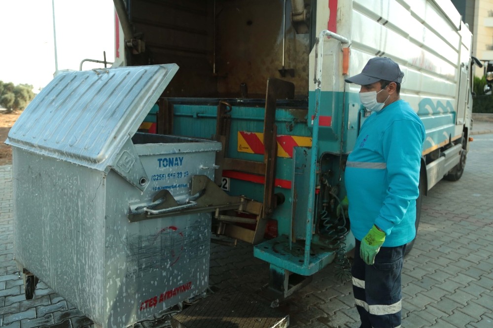 cop konteynerleri kopuklu suyla yikaniyor 3 N1HOB4H4 Çöp konteynerleri köpüklü suyla yıkanıyor