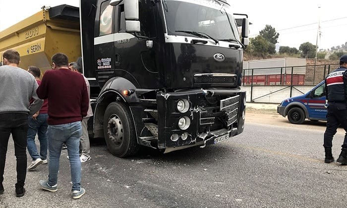 hafriyat kamyonu traktoru metrelerce surukledi 1 olu 1 MUgu2pF9 Hafriyat kamyonu traktörü metrelerce sürükledi: 1 ölü