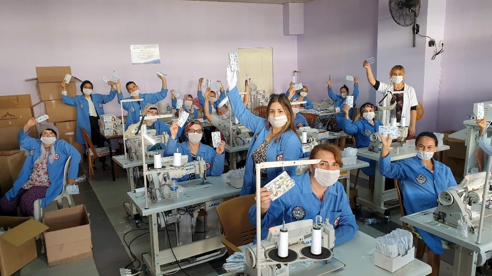 karacasu kaymakamligindan depremzedelere ve kurtarma ekiplerine maske destegi 3 efKI34li Karacasu Kaymakamlığı’ndan depremzedelere ve kurtarma ekiplerine maske desteği