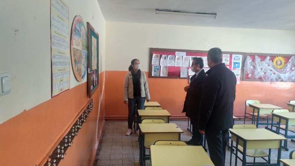 kaymakam yucel okullari denetledi 1 mVUppVhf Kaymakam Yücel okulları denetledi