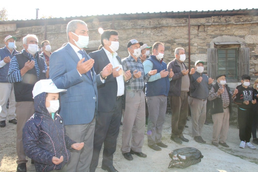 kizilcaboluk mahallesinde dev turk bayragi gondere cekildi 1 3iYakcXJ Kızılcabölük Mahallesi’nde dev Türk Bayrağı göndere çekildi