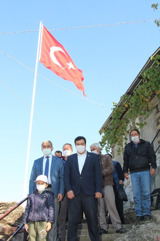 kizilcaboluk mahallesinde dev turk bayragi gondere cekildi 3 Kızılcabölük Mahallesi’nde dev Türk Bayrağı göndere çekildi