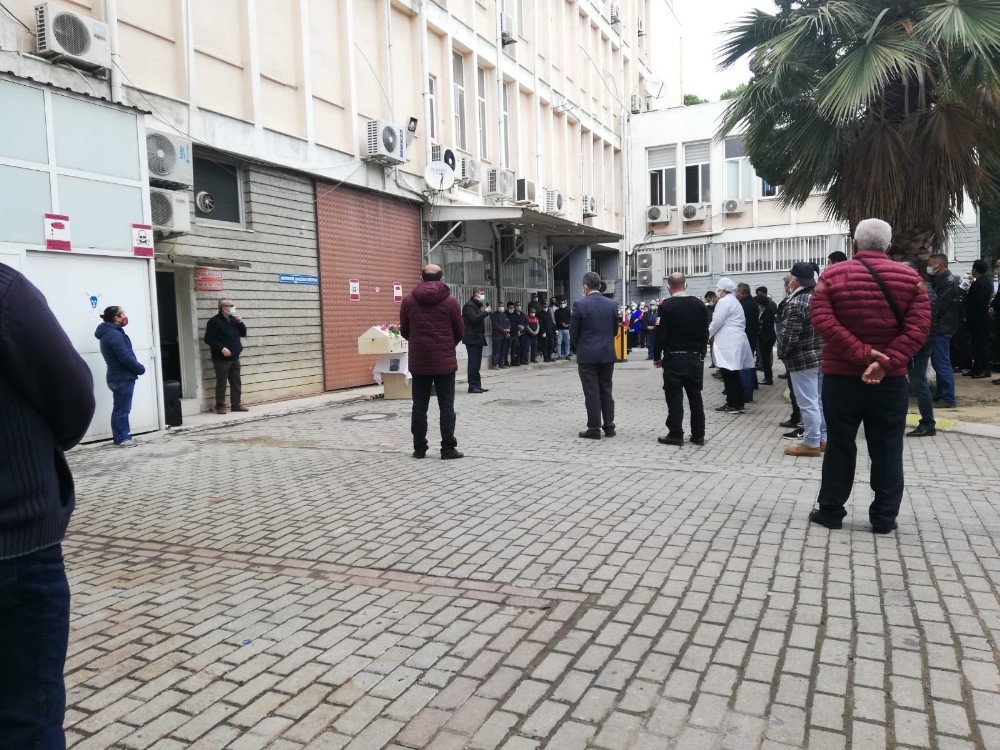 koronadan hayatini kaybeden hastane personeli is arkadaslari tarafindan anildi 3 kpsBIHC2 Koronadan hayatını kaybeden hastane personeli, iş arkadaşları tarafından anıldı