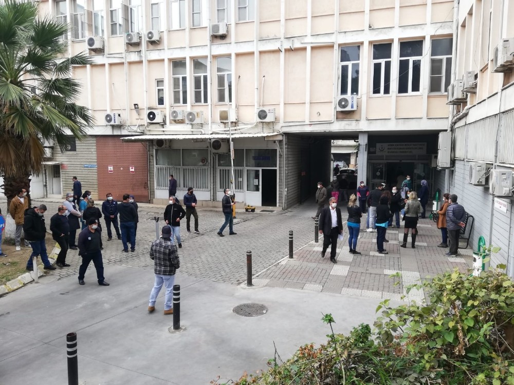 koronadan hayatini kaybeden hastane personeli is arkadaslari tarafindan anildi 4 Koronadan hayatını kaybeden hastane personeli, iş arkadaşları tarafından anıldı