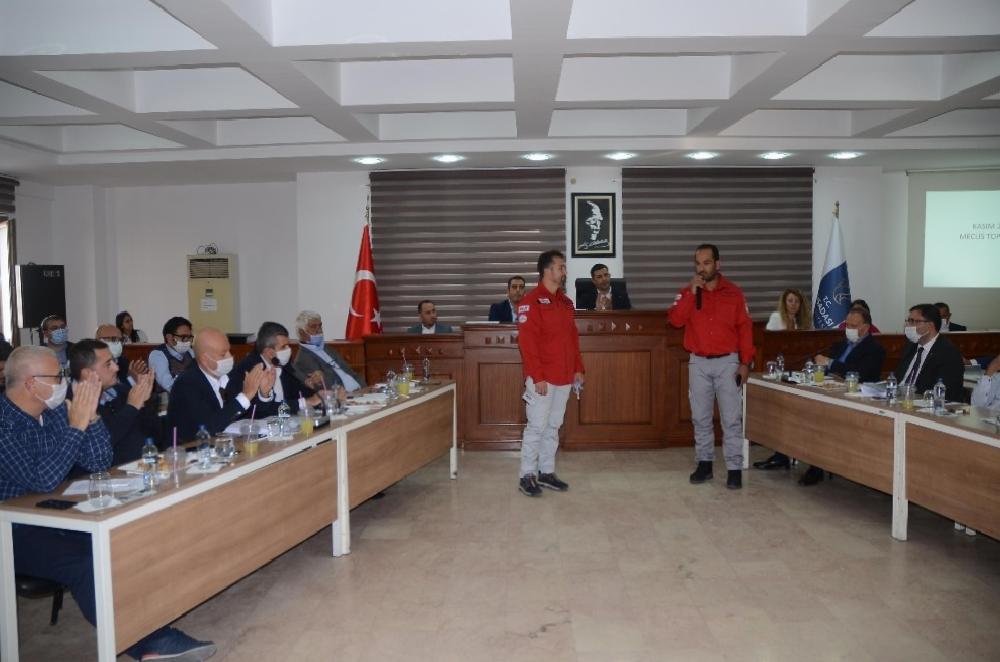 kusadasi-belediye-meclisi-kurtarma-calismalarina-katilan-ekipleri-agirladi-ySzn9RVb.jpg