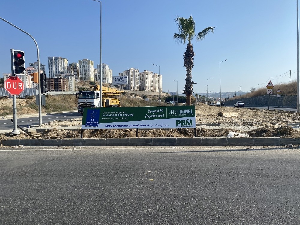 kusadasi cevre yolu refuj ve kavsaklarda peyzaj calismasi basladi 1 kkegH5Og Kuşadası çevre yolu refüj ve kavşaklarda peyzaj çalışması başladı