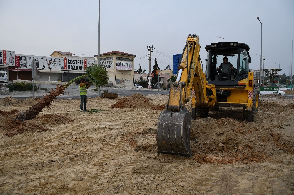kusadasi cevre yolu refuj ve kavsaklarda peyzaj calismasi basladi 2 NvwvPRql Kuşadası çevre yolu refüj ve kavşaklarda peyzaj çalışması başladı