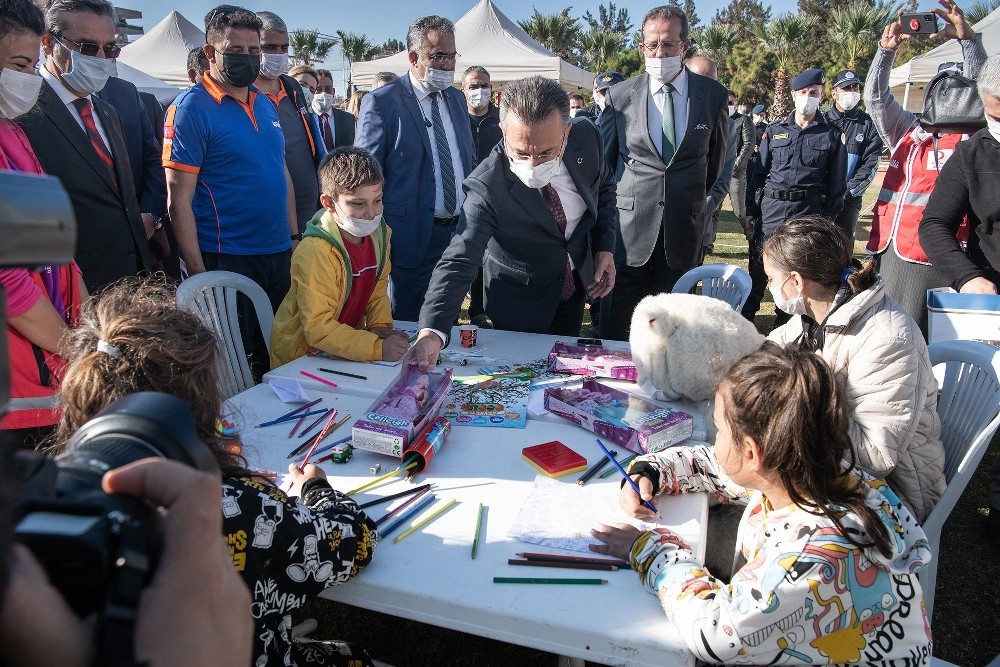 kusadasi kriz masasi depremzedelerin yaninda 1 3HRGYfzC Kuşadası kriz masası depremzedelerin yanında