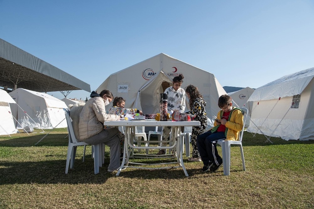 kusadasi kriz masasi depremzedelerin yaninda 6 DCOMzPBT Kuşadası kriz masası depremzedelerin yanında