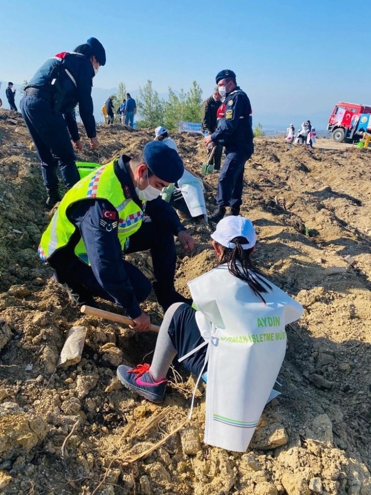 kusadasinda 250 adet fidan dagitimi yapildi 2 Kuşadası’nda 250 adet fidan dağıtımı yapıldı