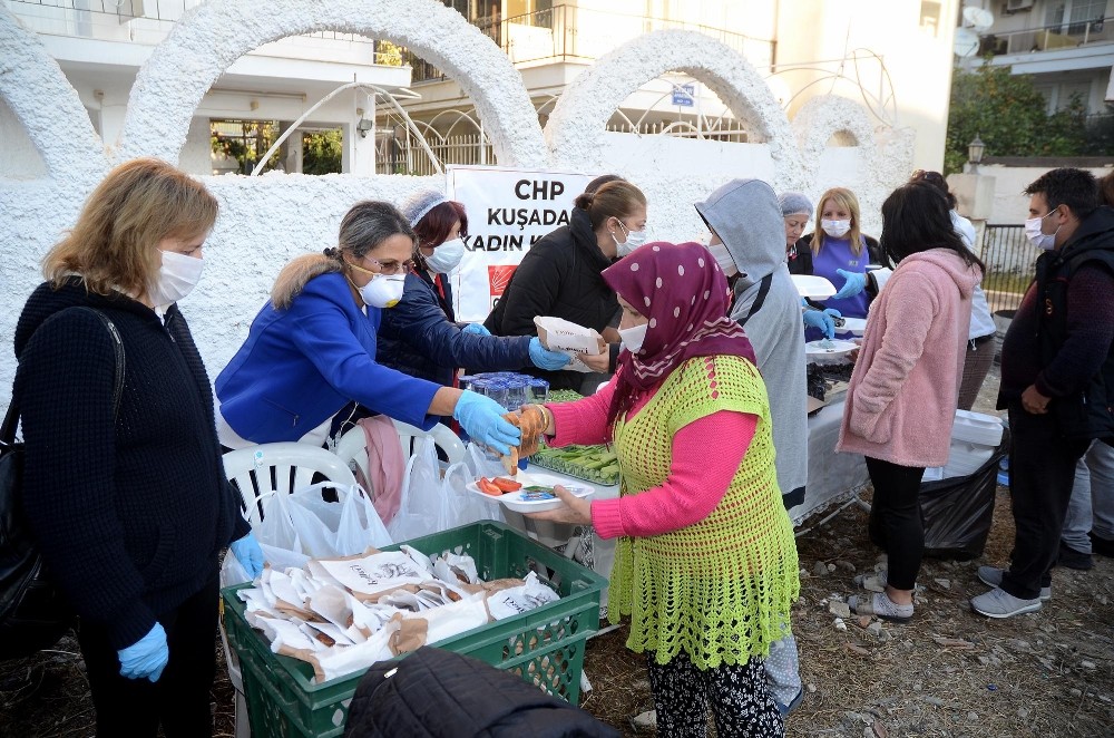 kusadasinda chpli kadinlar depremzedeleri yalniz birakmiyor 1 Tu3hEyss Kuşadası’nda CHP’li kadınlar depremzedeleri yalnız bırakmıyor