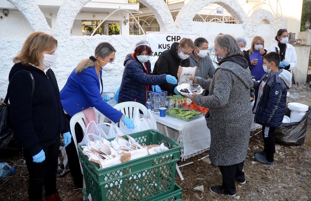 kusadasinda chpli kadinlar depremzedeleri yalniz birakmiyor 2 Dda2kZAv Kuşadası’nda CHP’li kadınlar depremzedeleri yalnız bırakmıyor