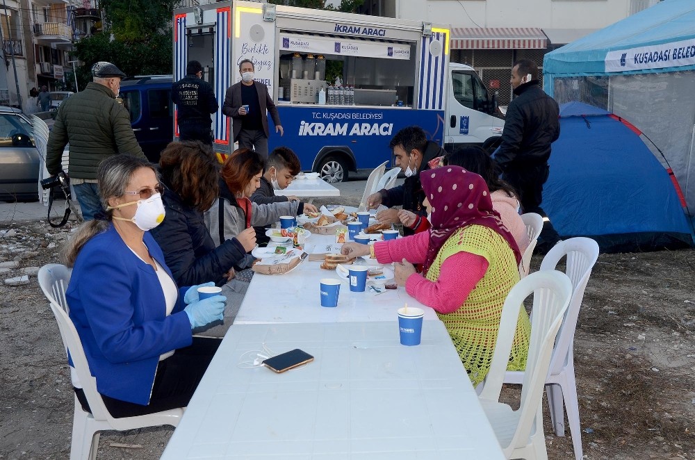 kusadasinda chpli kadinlar depremzedeleri yalniz birakmiyor 3 dRced49i Kuşadası’nda CHP’li kadınlar depremzedeleri yalnız bırakmıyor