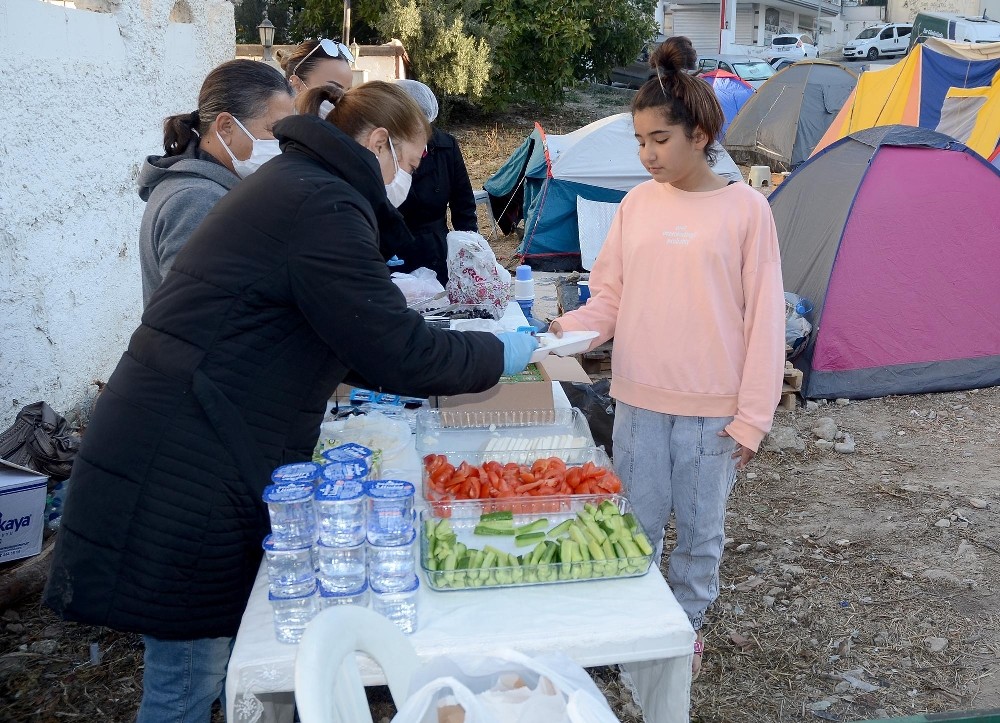 kusadasinda chpli kadinlar depremzedeleri yalniz birakmiyor 4 pvBR5i5h Kuşadası’nda CHP’li kadınlar depremzedeleri yalnız bırakmıyor