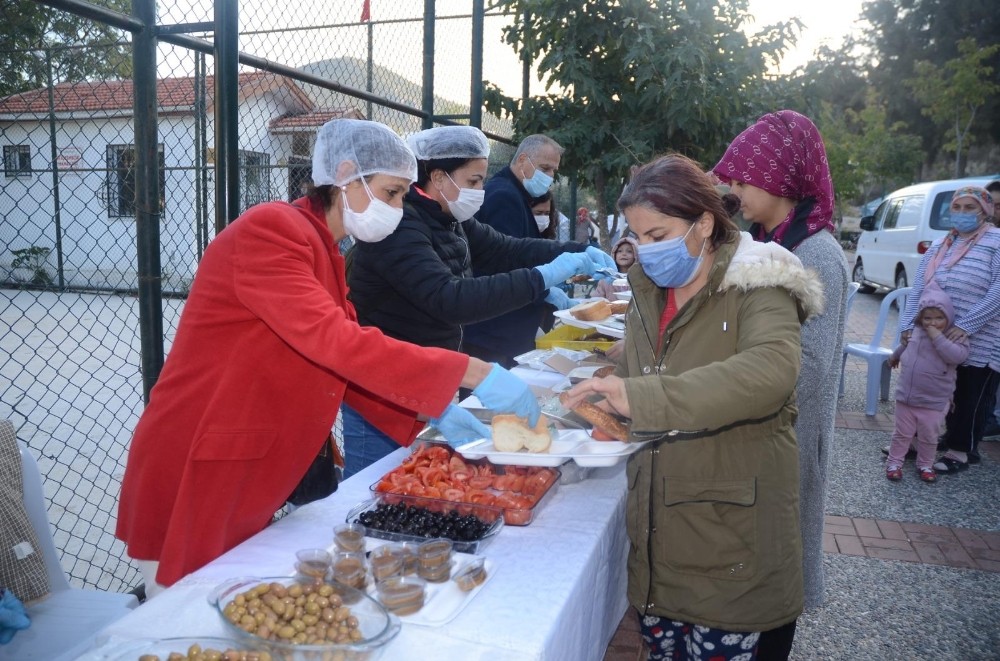 kusadasinda chpli kadinlardan depremzedelere dayanisma kahvaltisi 1 hl19muii Kuşadası’nda CHP’li kadınlardan depremzedelere dayanışma kahvaltısı