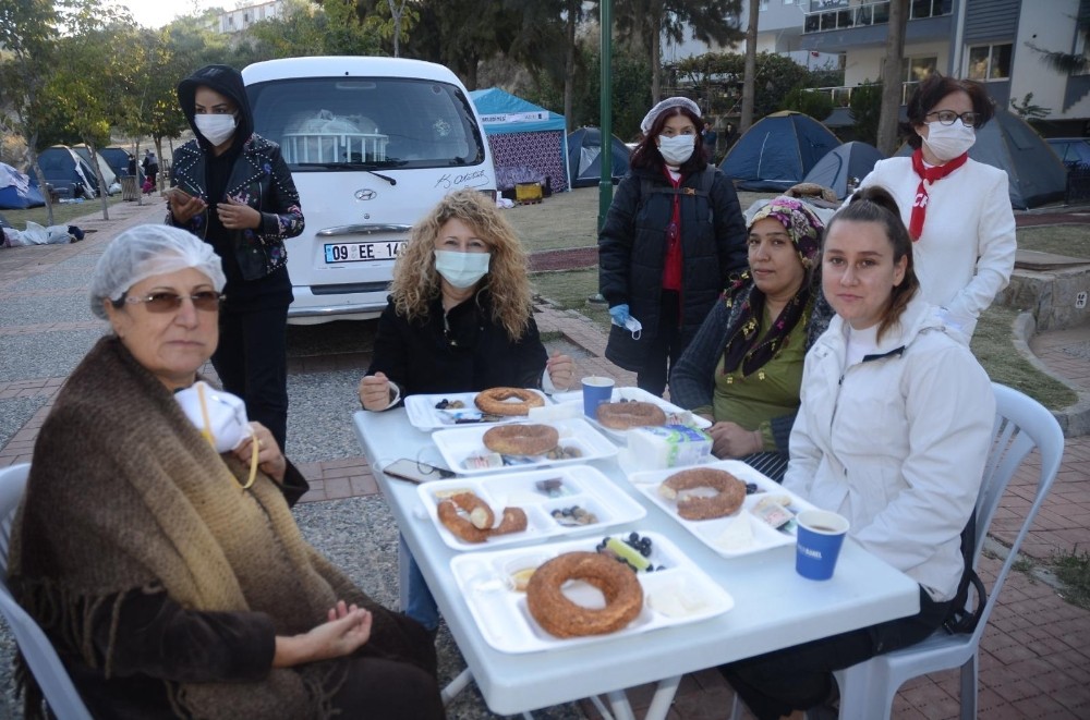 kusadasinda chpli kadinlardan depremzedelere dayanisma kahvaltisi 3 Kuşadası’nda CHP’li kadınlardan depremzedelere dayanışma kahvaltısı