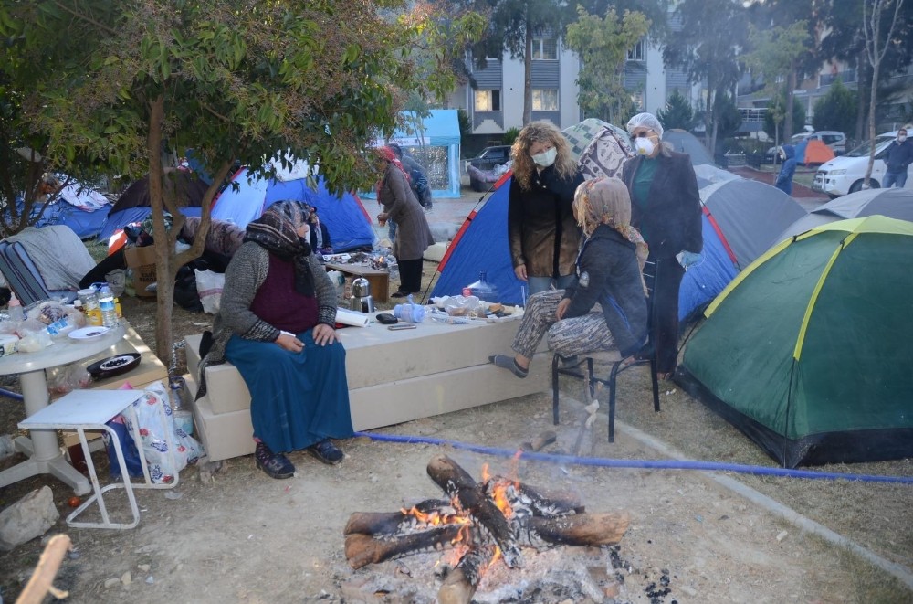 kusadasinda chpli kadinlardan depremzedelere dayanisma kahvaltisi 4 Kuşadası’nda CHP’li kadınlardan depremzedelere dayanışma kahvaltısı