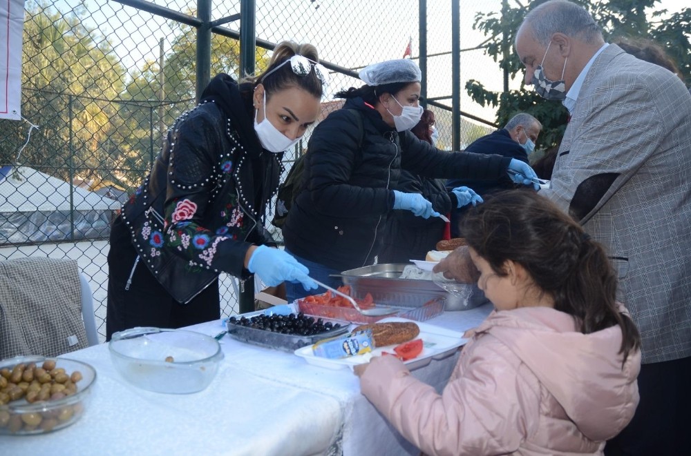 kusadasinda chpli kadinlardan depremzedelere dayanisma kahvaltisi 5 rvGasbjW Kuşadası’nda CHP’li kadınlardan depremzedelere dayanışma kahvaltısı