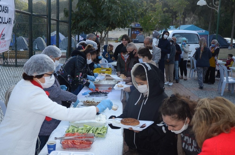 kusadasinda chpli kadinlardan depremzedelere dayanisma kahvaltisi 6 OXNRFOsl Kuşadası’nda CHP’li kadınlardan depremzedelere dayanışma kahvaltısı