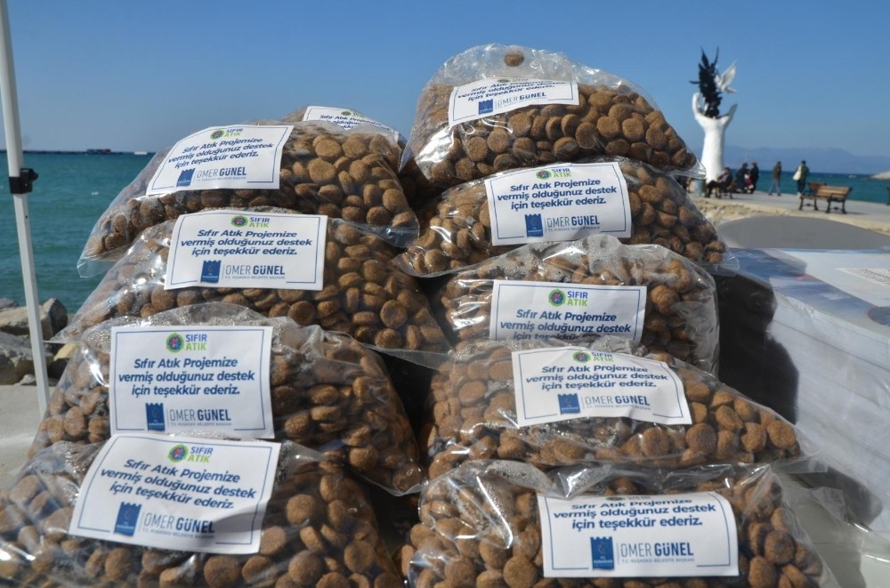 kusadasinda elektronik atigini getir can dostlara mama gotur kampanyasi 3 Kuşadası’nda “ Elektronik atığını getir, can dostlara mama götür “ kampanyası