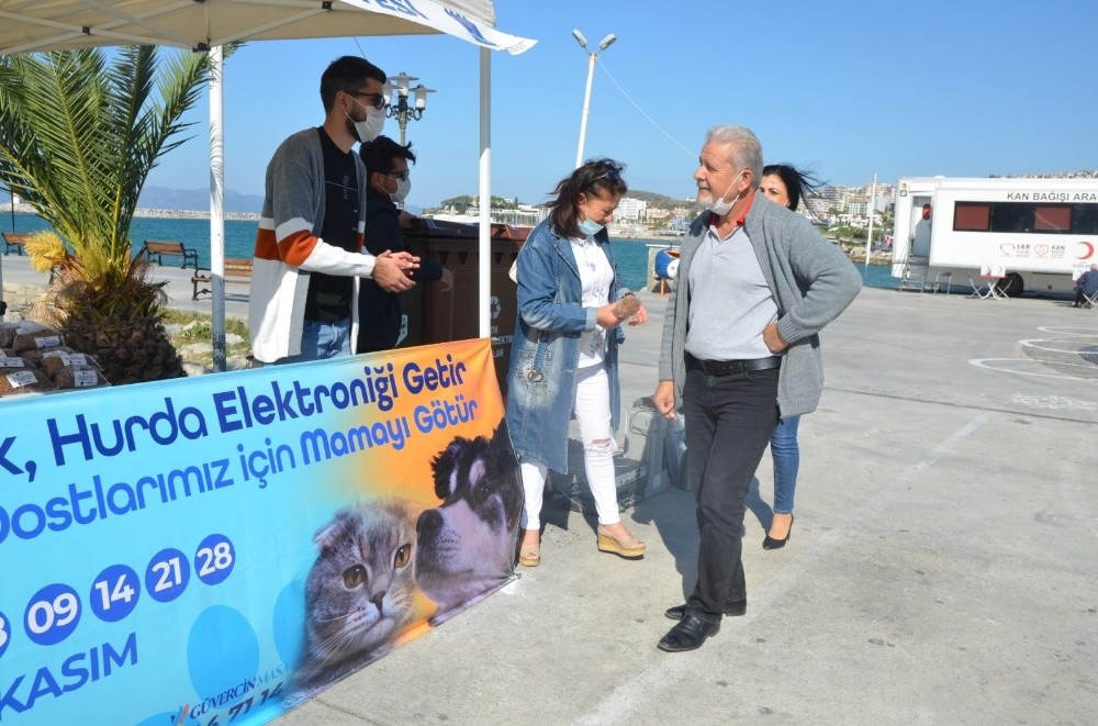 kusadasinda elektronik atigini getir can dostlara mama gotur kampanyasi 4 EOiIbaAj Kuşadası’nda “ Elektronik atığını getir, can dostlara mama götür “ kampanyası