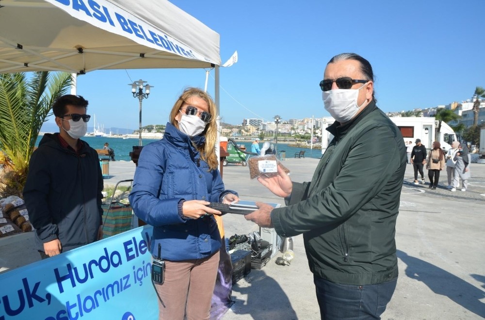 kusadasinda elektronik atigini getir can dostlara mama gotur kampanyasi 6 eFd3EZak Kuşadası’nda “ Elektronik atığını getir, can dostlara mama götür “ kampanyası