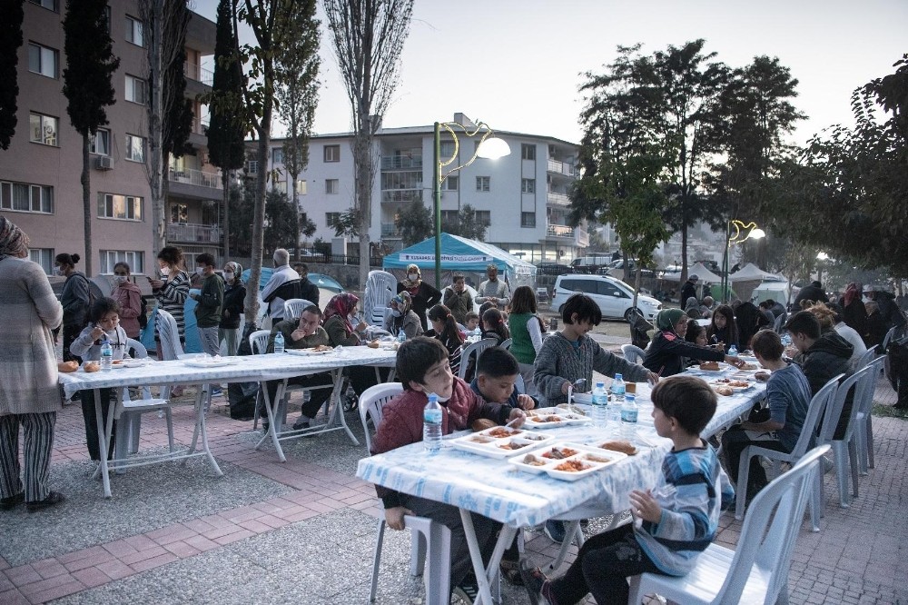 kusadasinda geceyi disarida geciren vatandaslara destek suruyor 1 CISzaRn6 Kuşadası’nda geceyi dışarıda geçiren vatandaşlara destek sürüyor