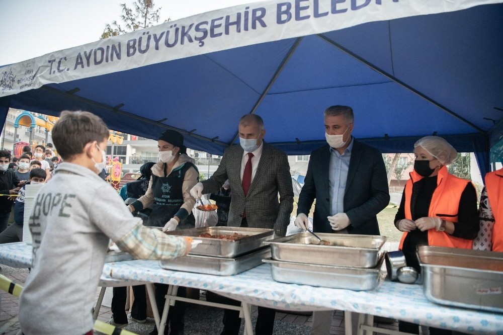 kusadasinda geceyi disarida geciren vatandaslara destek suruyor 2 XiAZUfMk Kuşadası’nda geceyi dışarıda geçiren vatandaşlara destek sürüyor
