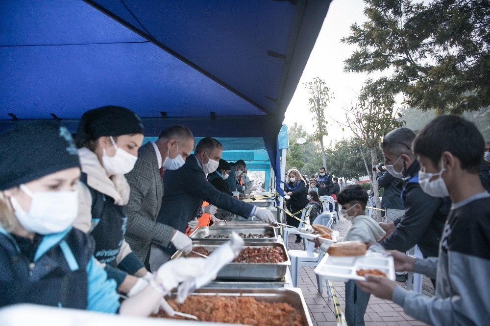 kusadasinda geceyi disarida geciren vatandaslara destek suruyor 3 5RJ9U7MC Kuşadası’nda geceyi dışarıda geçiren vatandaşlara destek sürüyor