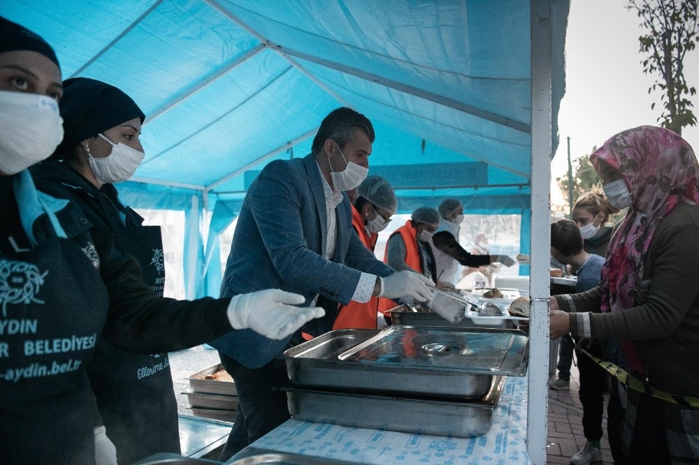 kusadasinda geceyi disarida geciren vatandaslara destek suruyor 4 dqOyUbVk Kuşadası’nda geceyi dışarıda geçiren vatandaşlara destek sürüyor