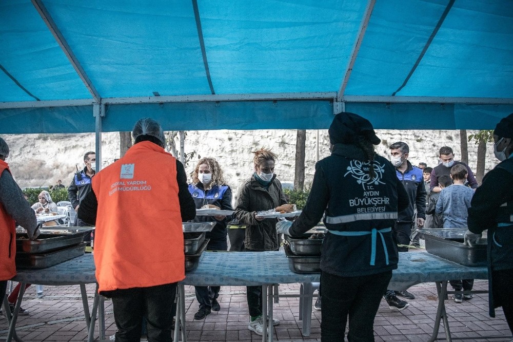 kusadasinda geceyi disarida geciren vatandaslara destek suruyor 5 zr5v6eWW Kuşadası’nda geceyi dışarıda geçiren vatandaşlara destek sürüyor